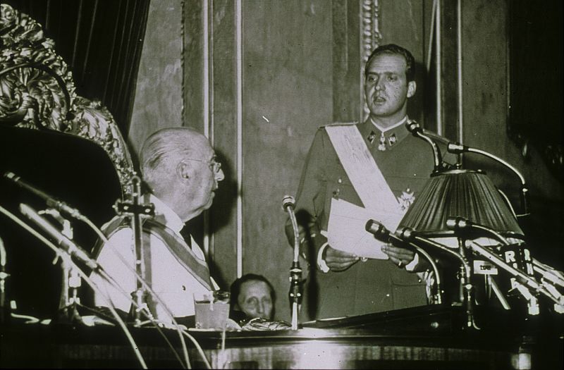 Don Juan Carlos pronuncia ante Franco su discurso de aceptación como heredero en 1969.