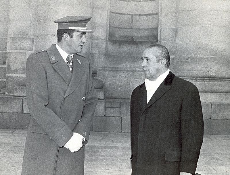 Don Juan Carlos y el entonces presidente del Gobierno, Carlos Navarro, durante un funeral en memoria de Alfonso XIII en 1974.