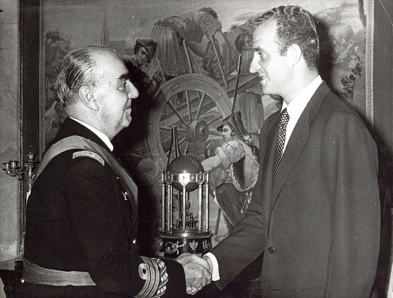 Carrero Blanco saluda al príncipe tras jurar su cargo como presidente del Gobierno en 1973.