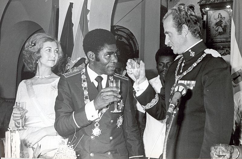Los reyes brindan con el presidente de Guinea Ecuatoria, Teodoro Obiang, durante su visita al país africano.