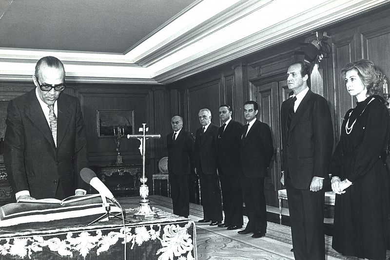 Leopoldo Calvo Sotelo jura como presidente del Gobierno en presencia de los reyes.