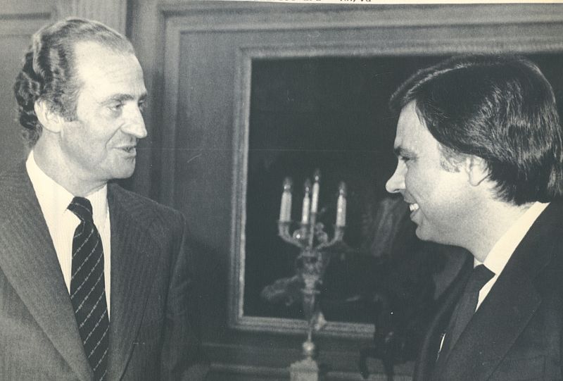 El rey charla con Felipe González poco después de su investidura como presidente del Gobierno.