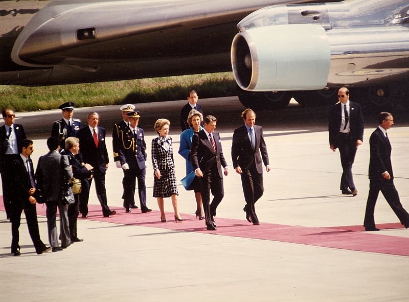Los reyes reciben al presidente de EE.UU., Ronald Reagan, y a su esposa.