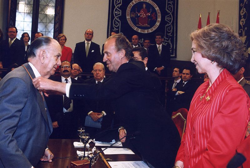 El escritor Camilo José Cela recibe de manos del rey el Premio Cervantes 1995.