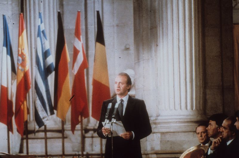 Lectura del discurso durante la firma del tratado de adhesión de España a la CEE.