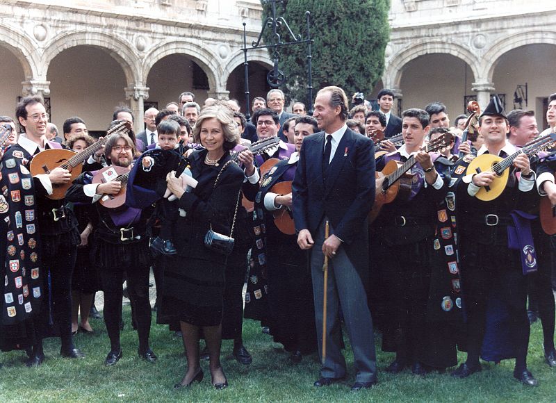 Un grupo de tunos canta para los reyes tras la entrega del Premio Cervantes 1993.