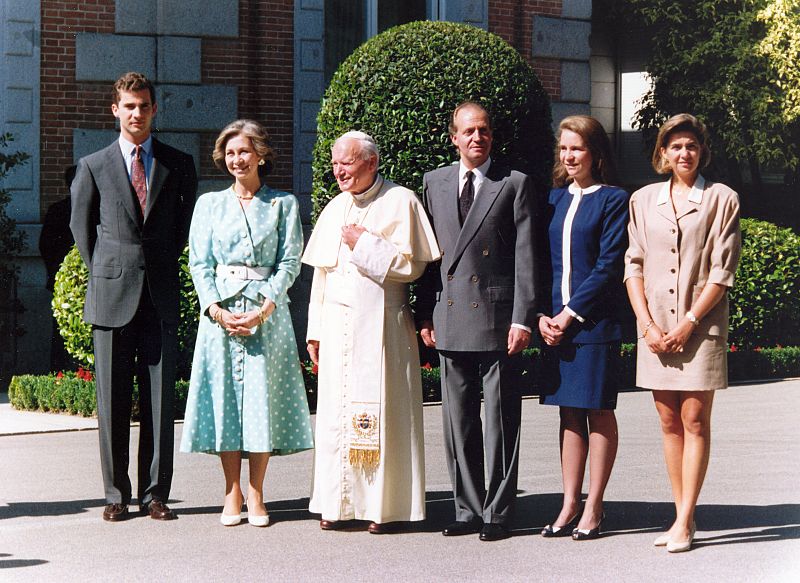 El papa Juan Pablo II posa con la Familia Real en la Zarzuela durante su cuarta visita a España