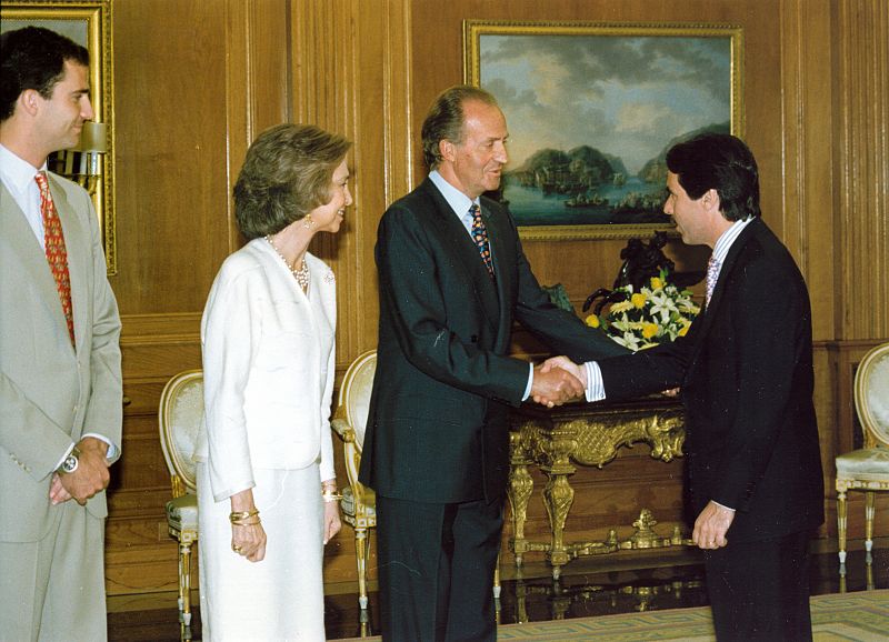 El rey saluda a Aznar tras la toma de posesión de éste como presidente del Gobierno en 1996.
