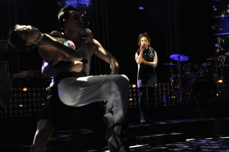  Dos bailarines acentúan la nota romántica en la actuación de Guadiana