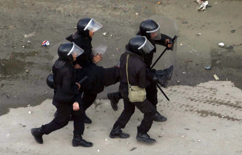 Las fuerzas de seguridad transportan a un compañero herido.