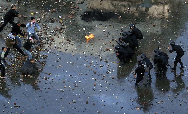 De un lado, los manifestantes ataviados con 'kufias' o pañuelos palestinos; del otro, las fuerzas de seguridad dispuestas a combatir con ellos.