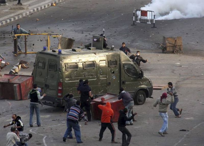 Fachadas en llamas, coches ardiendo, las calles cubiertas de piedras....Suez está concentrando los enfrentamientos más graves. 