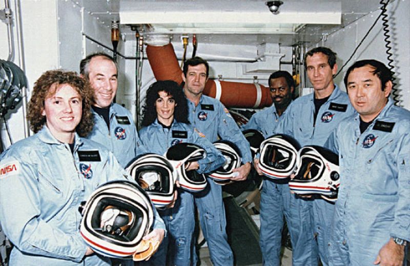  La tripulación tras el ensayo del lanzamiento el 8 de enero de 1986. La profesora Christa McAuliffe es la primera por la izquierda