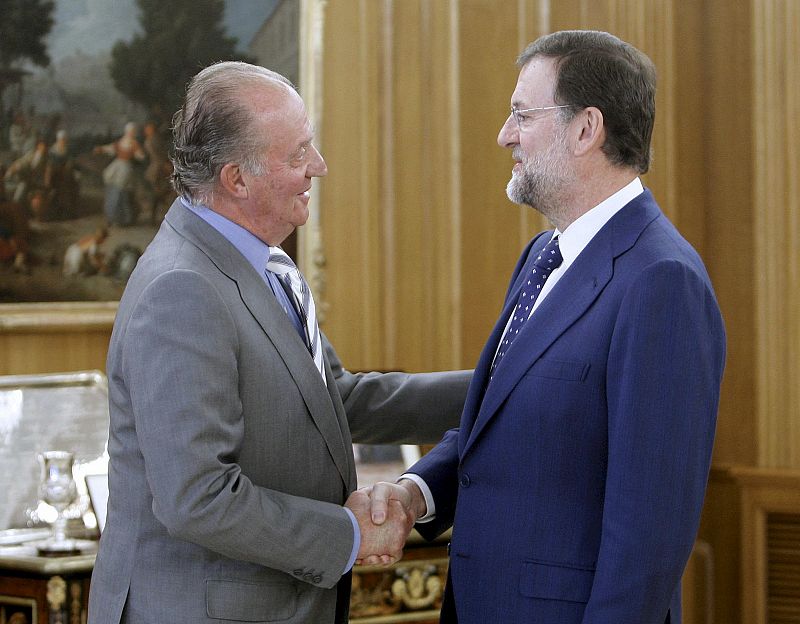 El Rey recibe en Zarzuela al líder del PP, Mariano Rajoy.
