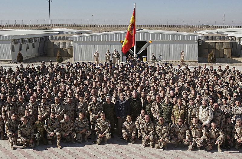El rey posa con las tropas españolas en la base multinacional de Herat, donde despidió el año 2007.