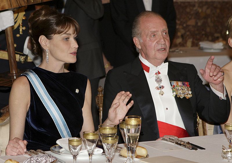 Juan Carlos I con Carla Bruni en la cena de Gala en el Palacio Real