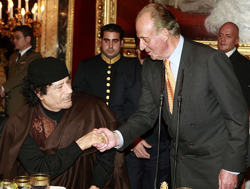 El Rey Juan Carlos saluda al líder de Libia, Muamar Al Gadafi, durante un almuerzo en el Palacio Real.