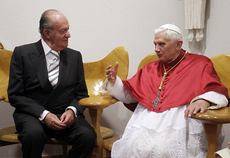 El rey se entrevista con Benedicto XVI durante la primera visita del papa a España.I