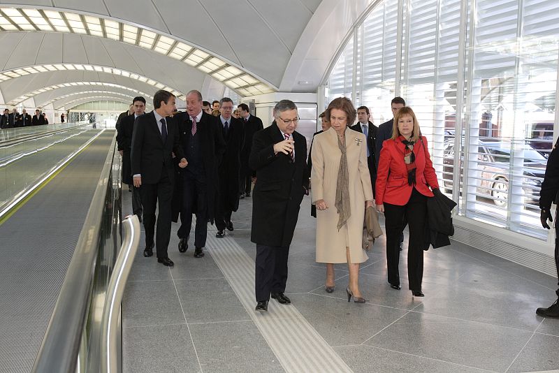 Los reyes, junto a Zapatero y varios ministros, durante la inauguración del AVE Madrid-Valencia.