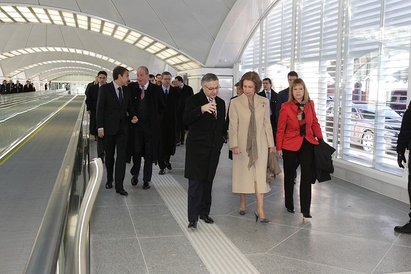 Los reyes, junto al presidente Zaparero y varios ministros, durante la inauguración del AVE Madrid-Valencia.