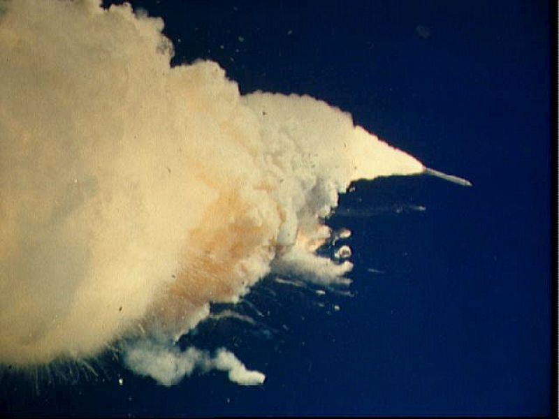 Solo un minuto después de su lanzamiento, el transbordador espacial Challenger explotó en el aire, en un accidente en el que murieron sus siete tripulantesenger explotó en el aire, en un accidente en el que murieron sus siete tripulantes