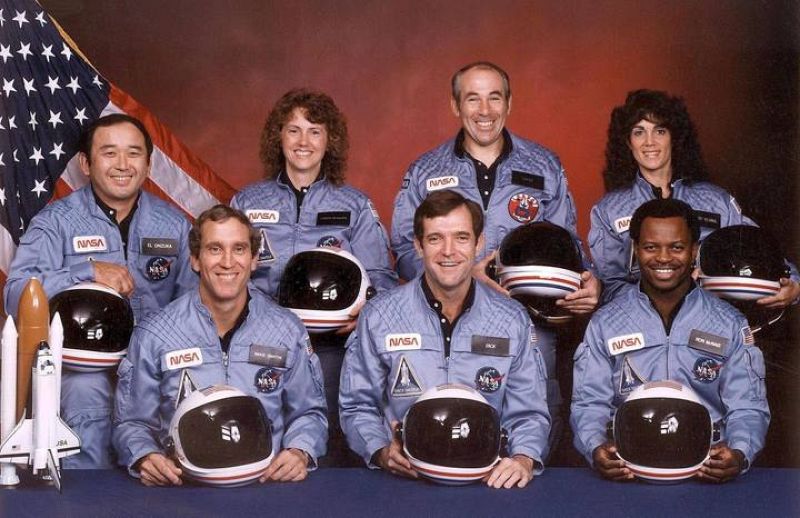 Fotografía cedida por la NASA tomada en noviembre de 1985 que muestra la tripulación del Challenger (de izda a dcha, fila de abajo) Mike Smith, Dick Scobee, Ron McNair y (de izda a dcha fila de atrás) Ellison Onizuka, Christa McAuliffe, Greg Jarvis, 