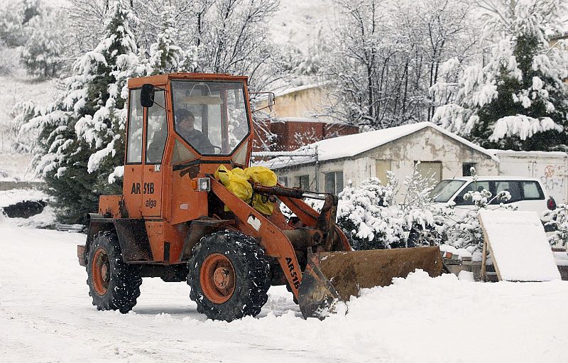Un pala cargadora retira la nieve que se ha acumulado en la localidad soriana de Medinaceli