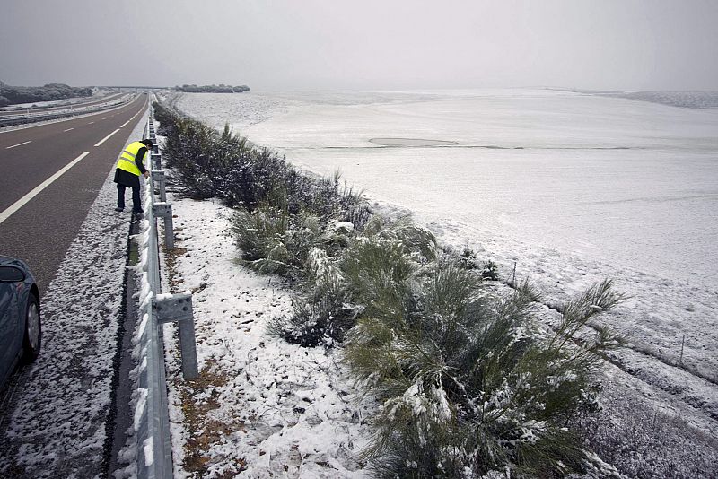 La nieve caída durante las últimas horas se acumula en los márgenes de la A-66, la autovía Ruta de la Plata, a la altura de Toro (Zamora)
