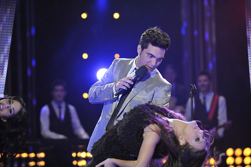 David Sancho, con una de las bailarinas