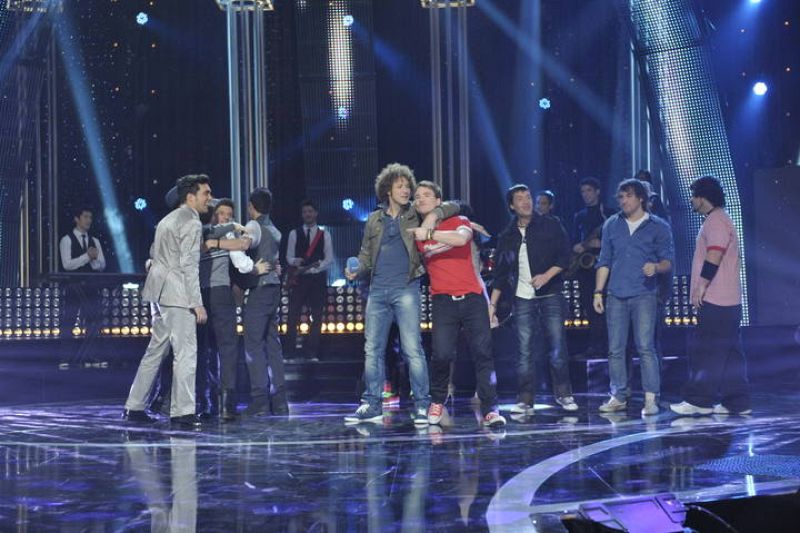  Daniel Diges felicita al grupo Da Igual