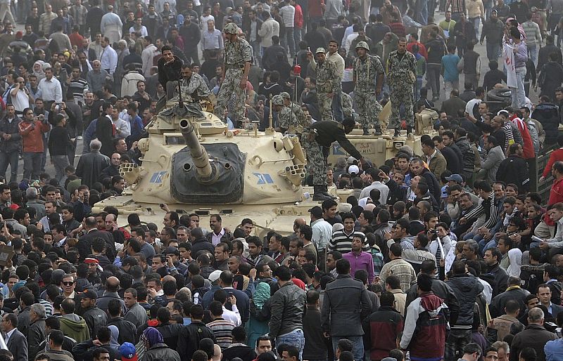 MILES DE EGIPCIOS VAN AL CENTRO DE EL CAIRO EN CLARO DESAFÍO A TOQUE DE QUEDA