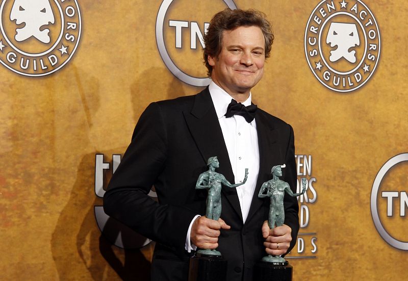Colin Firth Posa con los dos galardones del sidicato de actores obtenidos por 'El discurso del rey'