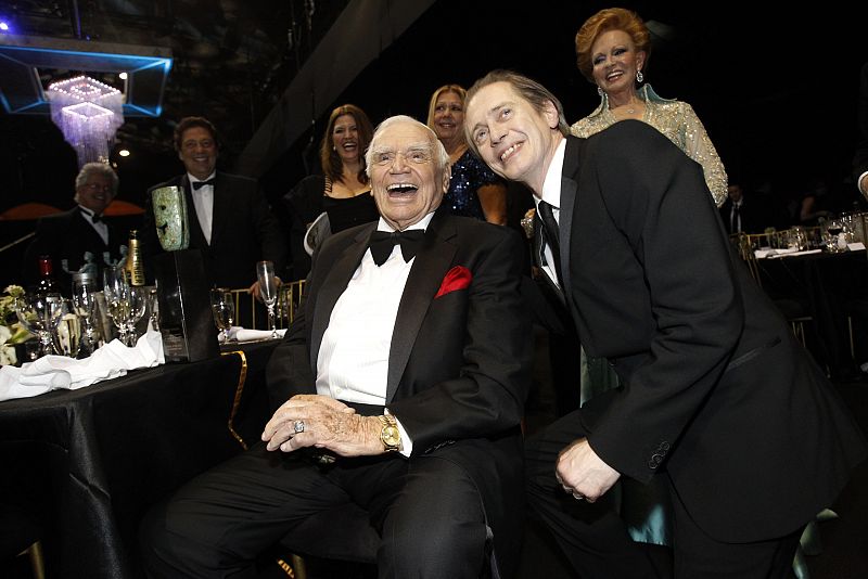 El veterano Ernest Borgnine, ganador del premio a toda una carrera junto a Steve Buscemi, mejor actor de televisión por 'Boardwalk empire', de Martin Scorsese