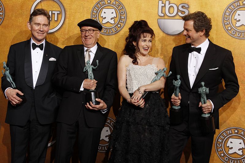 Los actores de 'El discurso del Rey' Anthony Andrews, Geoffrey Rush, Helena Bonham Carter y Colin Firth posan con el premio del sindicato de actores al mejor reparto