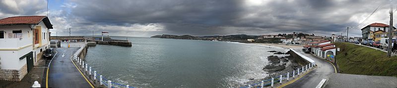 Vista de la entrada del puerto de Comillas