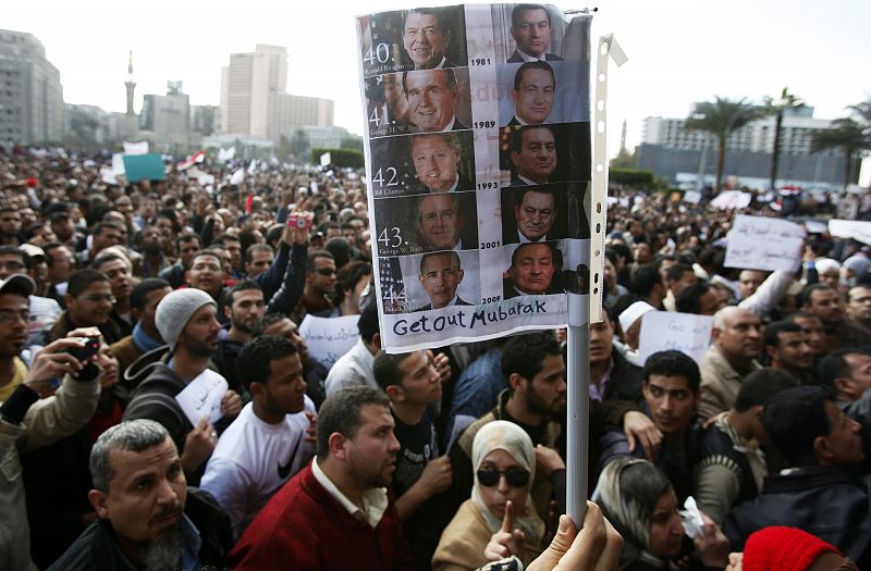 Manifestantes egipcios portan un cartel que muestra las fotos de los cinco presidentes de Estados Unidos que han gobernado mientras que en Egipto estaba Hosni Mubarak. (31/1/2011)