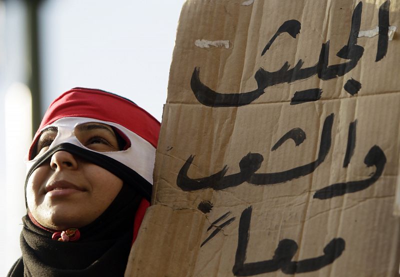 Una mujer egipcia protesta con un cartel en la plaza Tahrir en El Cairo