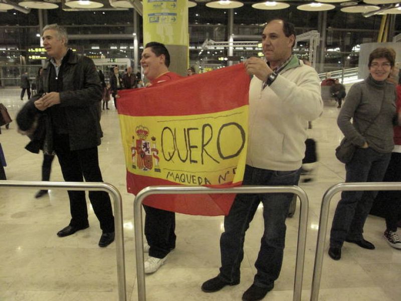 Amigos y familiares de Maqueda esperan a la selección.