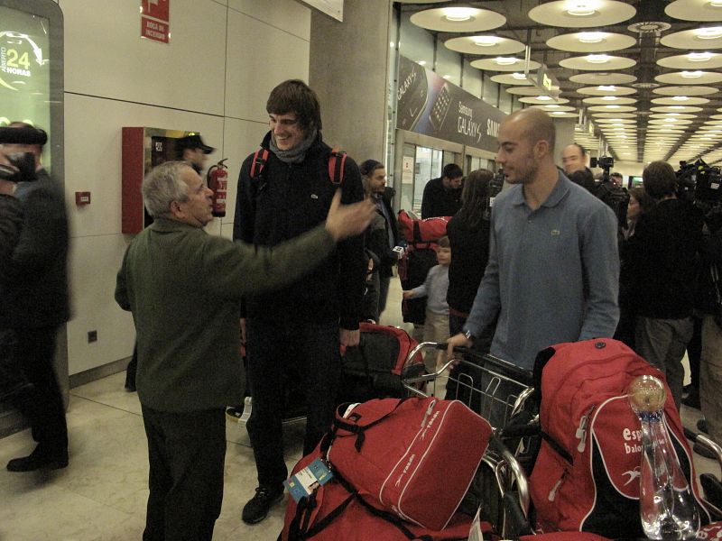 Ernesto Díaz felicita a Viran Morros y Albert Rocas.
