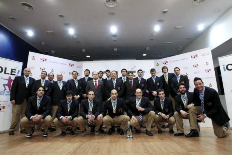 Los jugadores de la selección española de balonmano posan durante la rueda de prensa ofrecida esta tarde en Madrid.