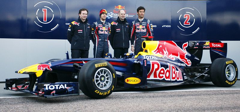 El director de Red Bull, Chris Horner, presenta junto a sus pilotos Sebastien Vettel y Mark Webber y el director mecánico Adrian Newey el RB7, su nuevo monoplaza para el Mundial 2011.