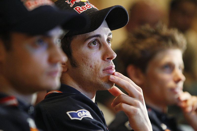 Dovizioso junto a sus dos compañeros de equipo, Dani Pedrosa y Casey Stoner.