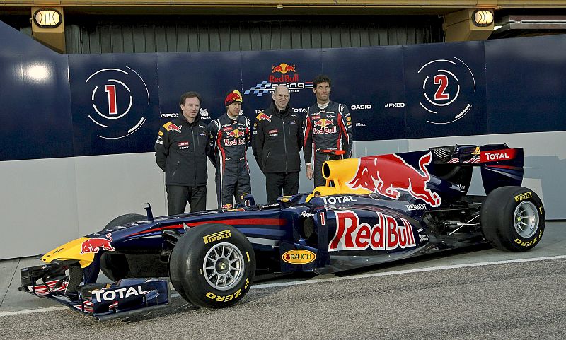 Los pilotos del equipo Red Bull de Fórmula Uno, el campeón del Mundo el alemán Sebastian Vettel, y el australiano Mark Webber, y el director del equipo y el director técnico, Horner, y Newey, repectivamente, posan con el monoplaza RB7