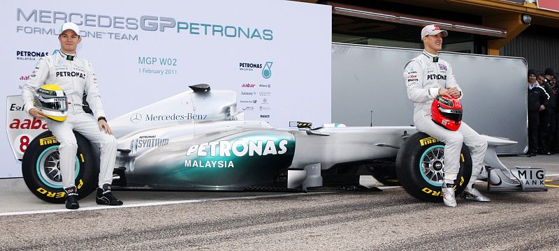 Los pilotos de Mercedes, Rosberg y Schumacher, presentan su monoplaza en Cheste.