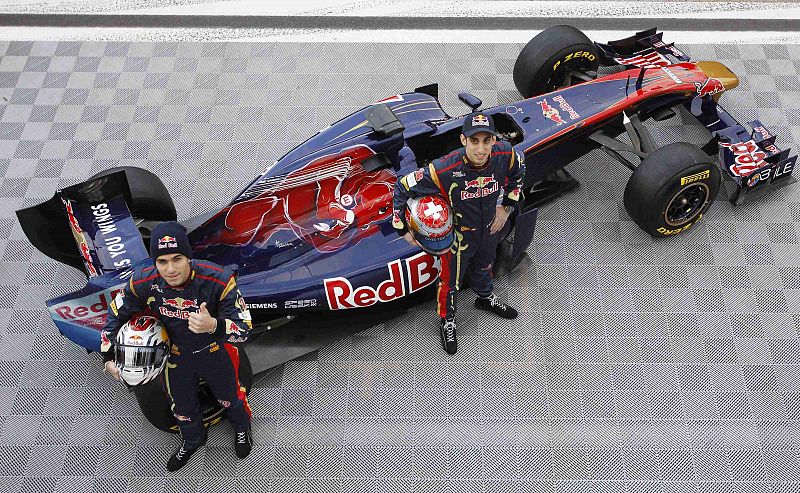 El piloto español Alguersuari y Sebastien Buemi posan durante la presentación del equipo Toro Rosso de Fórmula 1 en Cheste.