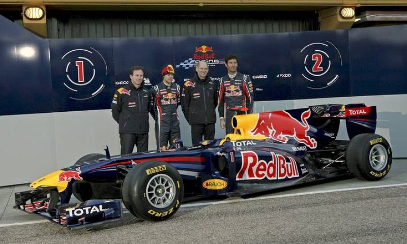 Los pilotos del equipo Red Bull de Fórmula Uno, el campeón del Mundo el alemán Sebastian Vettel, y el australiano Mark Webber, y el director del equipo y el director técnico, Horner, y Newey, repectivamente, posan con el monoplaza RB7