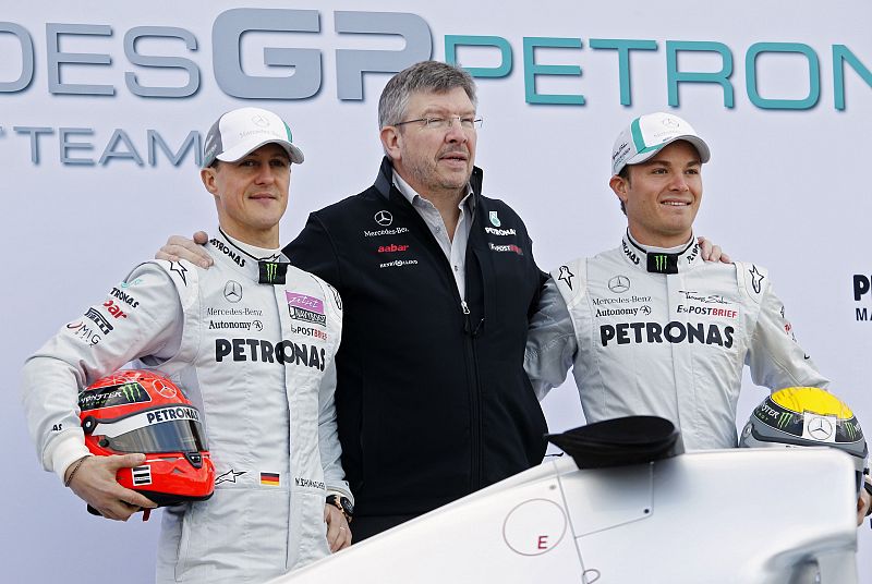 Mercedes presentó su equipo, sus pilotos y su monoplaza para el presente curso 2011. Ahí se encuentran el cabeza del equipo, Brown, y los pilotos Rosberg y Schumacher.