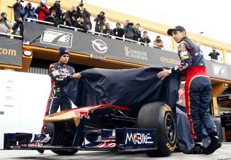 Los pilotos muestran el monoplaza de Toro Rosso que llevarán este curso 2011. 