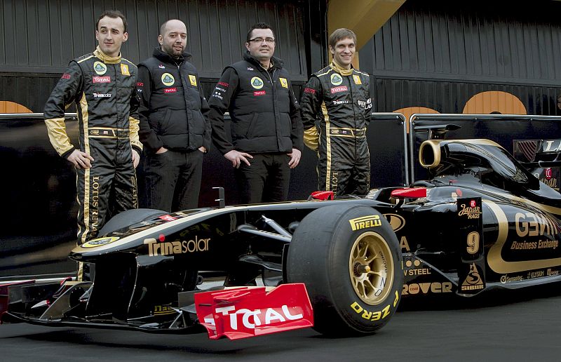 Los pilotos de la escudería Lotus Renault, el polaco Robert Kubica y el ruso Vitaly Petrov, junto al jefe de equipo, Eric Boullier, y el propietario de la escudería, Gerard López.