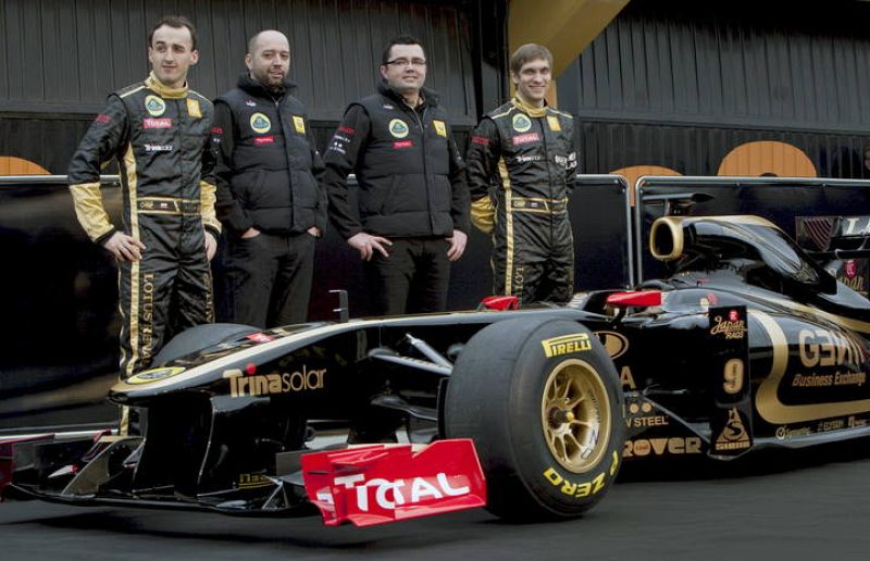 Los pilotos de la escudería Lotus Renault, el polaco Robert Kubica y el ruso Vitaly Petrov, junto al jefe de equipo, Eric Boullier, y el propietario de la escudería, Gerard López.